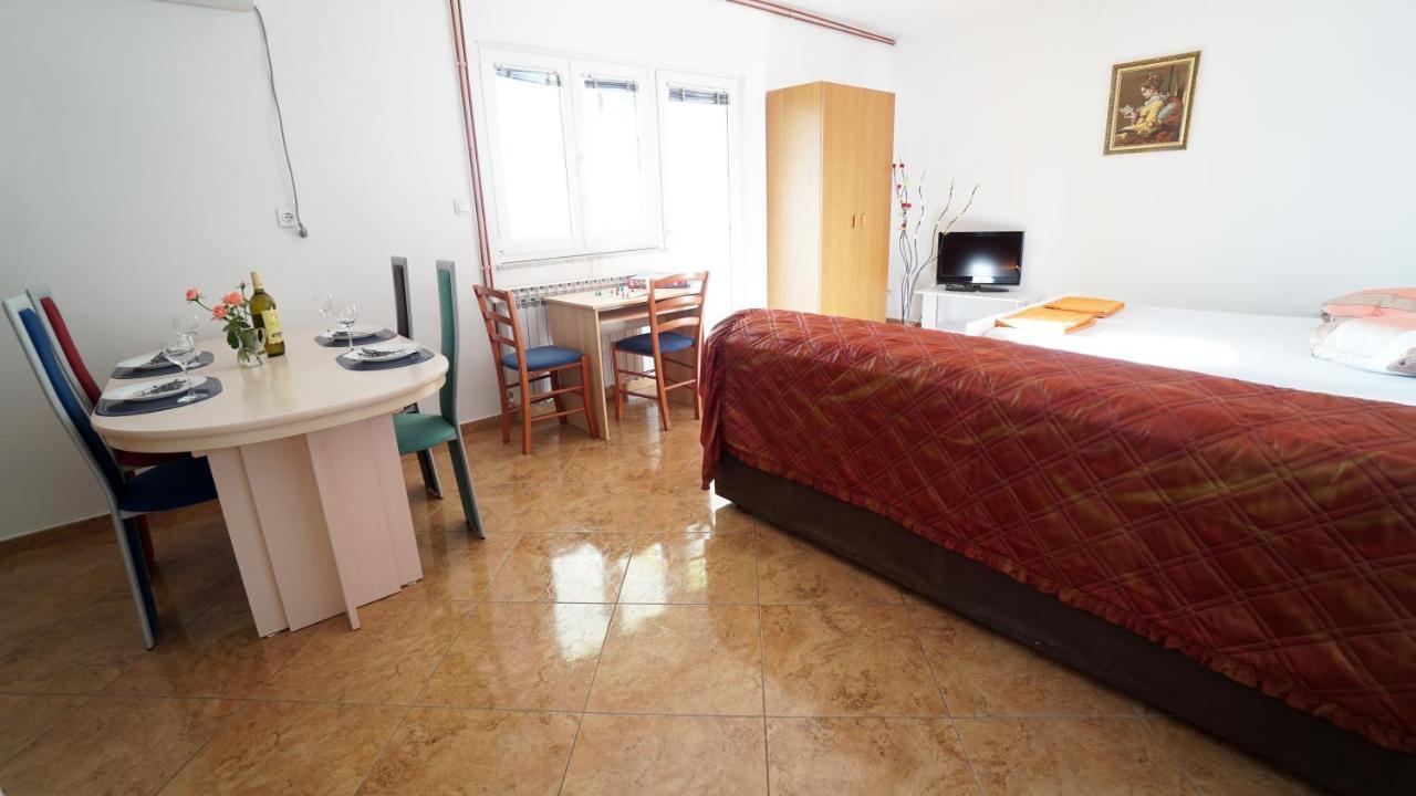 Apartments Kata Ґорні Карин Екстер'єр фото