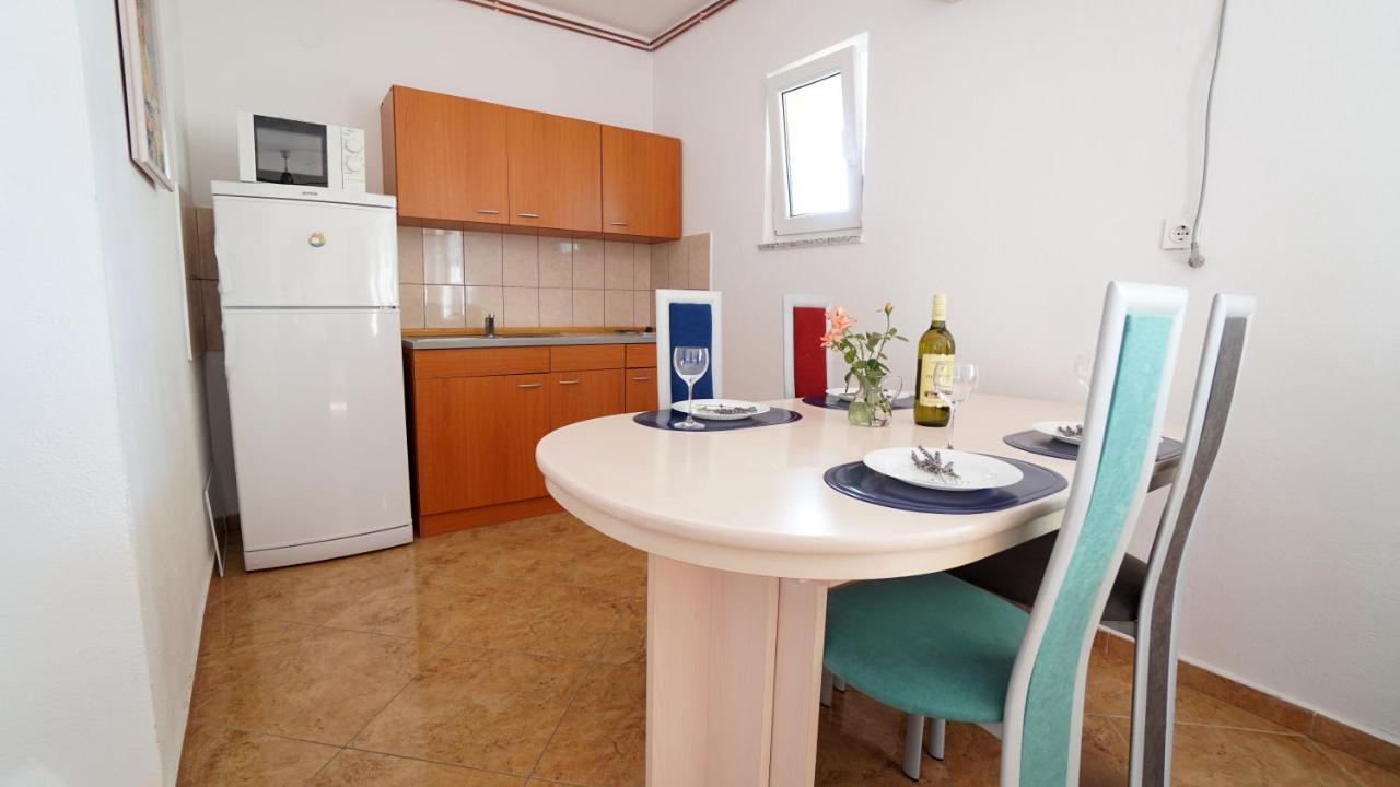 Apartments Kata Ґорні Карин Екстер'єр фото