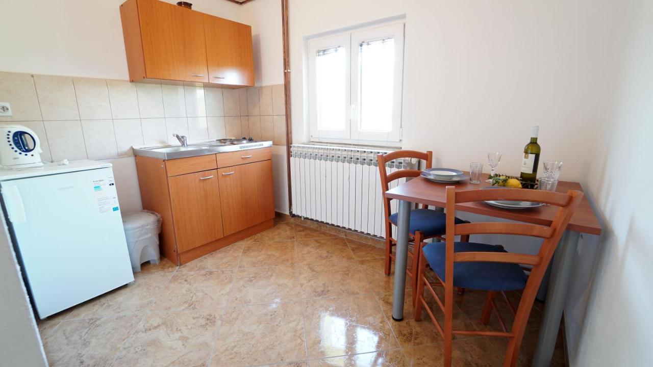 Apartments Kata Ґорні Карин Екстер'єр фото