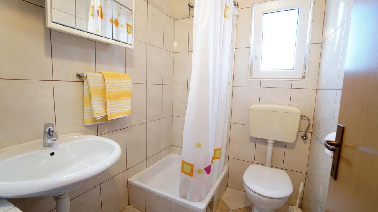 Apartments Kata Ґорні Карин Екстер'єр фото