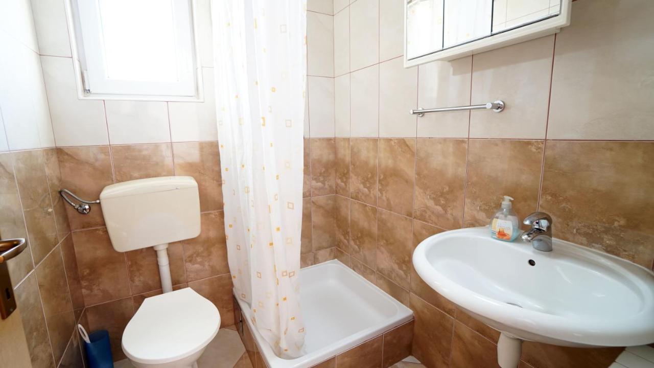 Apartments Kata Ґорні Карин Екстер'єр фото