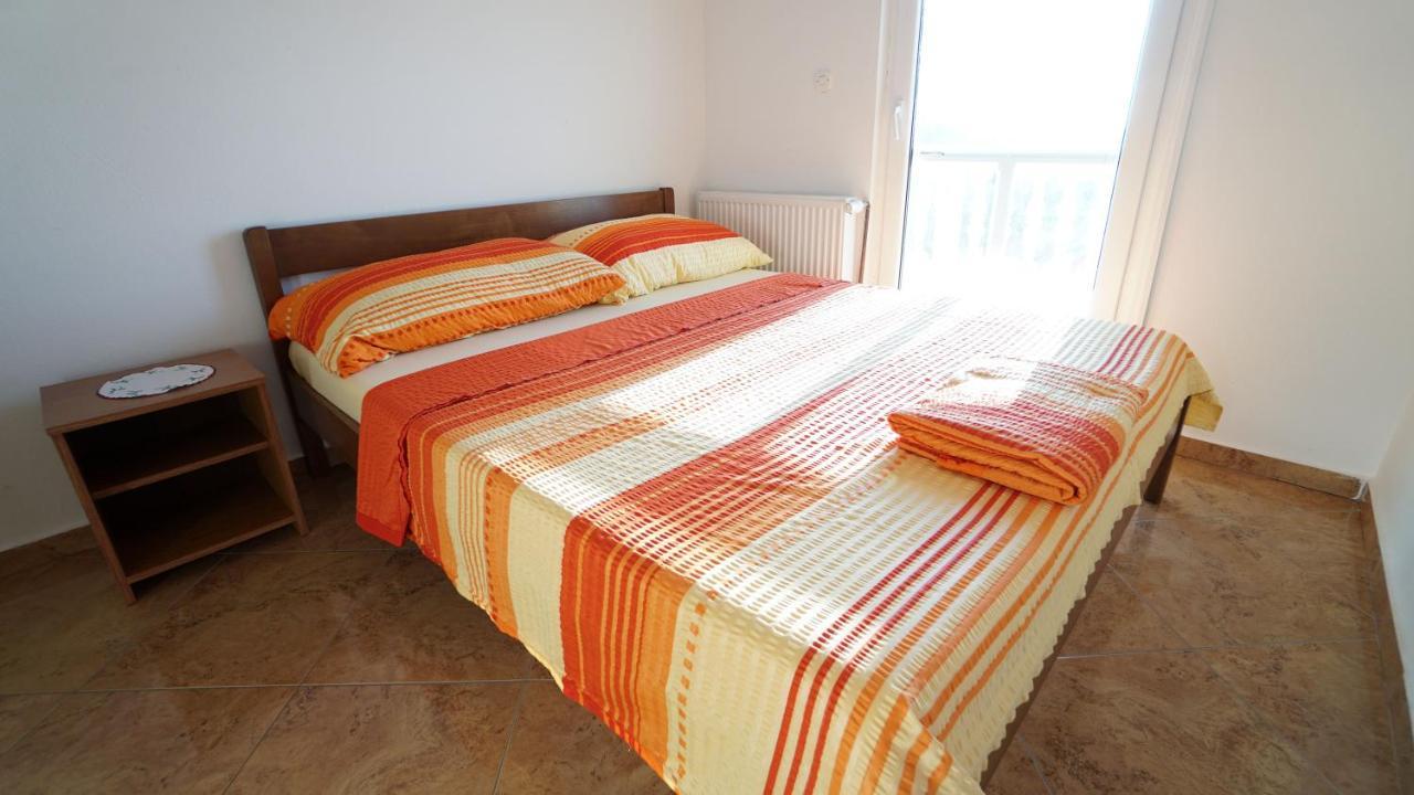 Apartments Kata Ґорні Карин Екстер'єр фото