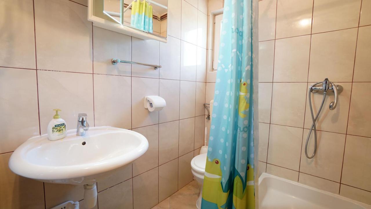 Apartments Kata Ґорні Карин Екстер'єр фото