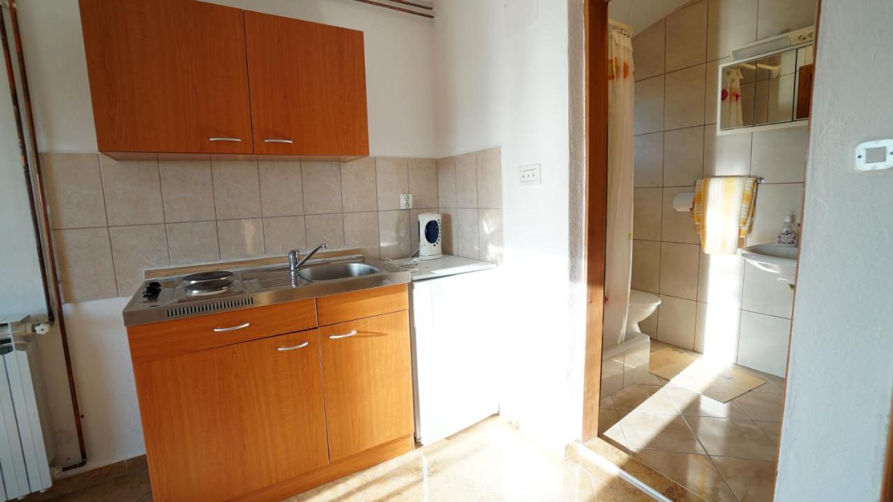 Apartments Kata Ґорні Карин Екстер'єр фото
