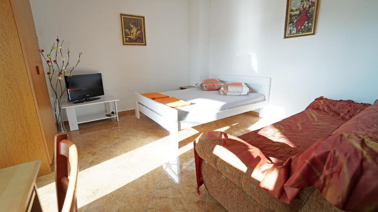 Apartments Kata Ґорні Карин Екстер'єр фото