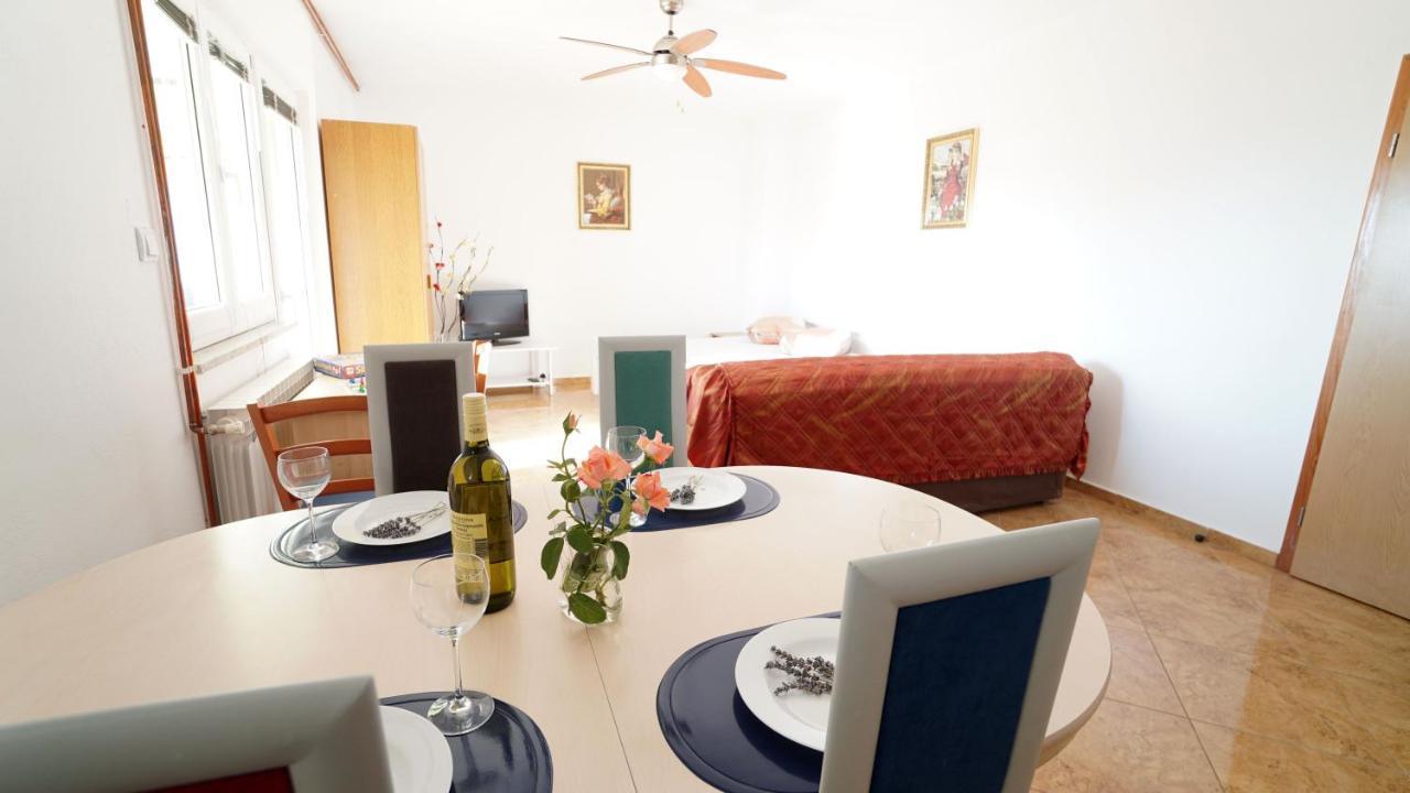 Apartments Kata Ґорні Карин Екстер'єр фото