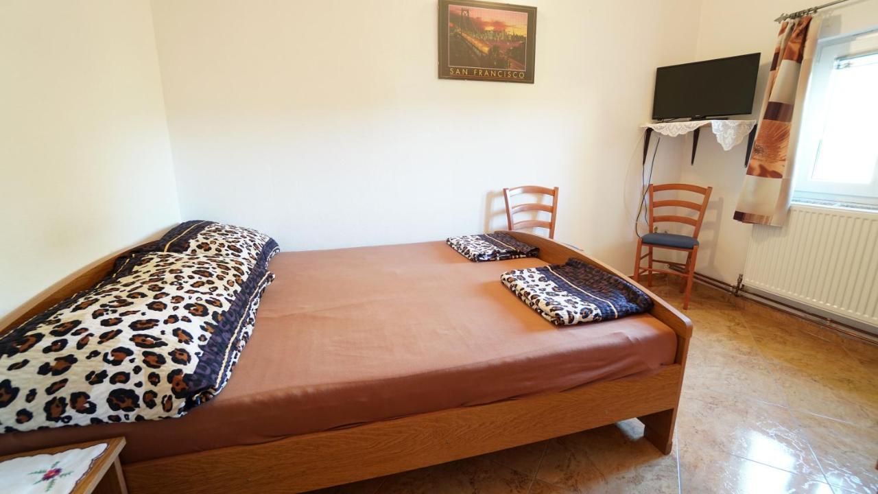 Apartments Kata Ґорні Карин Екстер'єр фото